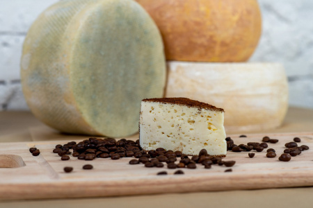 Монклер Нуа́р — выдержанный сыр в кофейной обсыпке